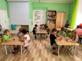 Ходит капелька по кругу Ходит капелька по кругу.